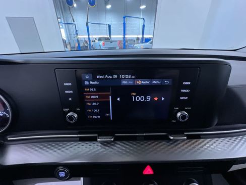 Used 2024 Kia Carnival LX FWD image 27