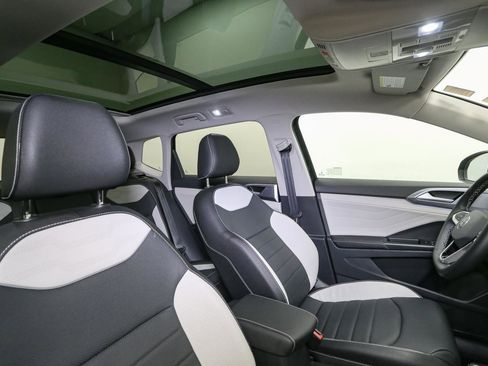 Used 2025 Volkswagen Taos SEL image 17