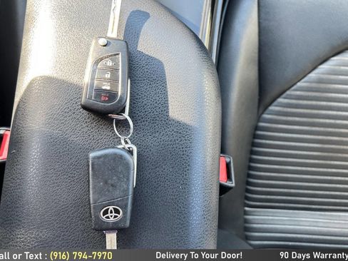 Used 2019 Toyota Camry SE FWD image 17