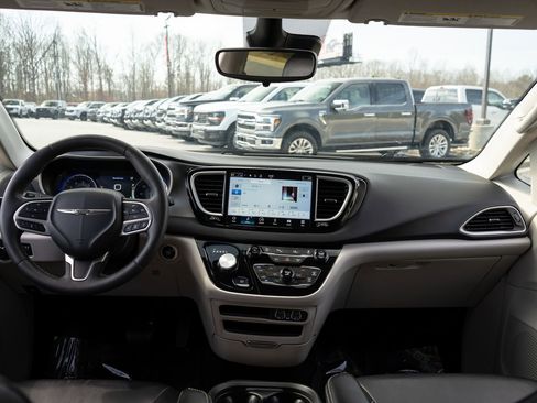 Used 2023 Chrysler Pacifica Touring-L FWD image 20