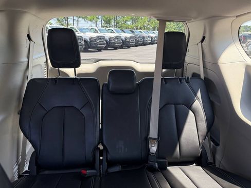 Used 2024 Chrysler Pacifica Touring-L FWD image 26