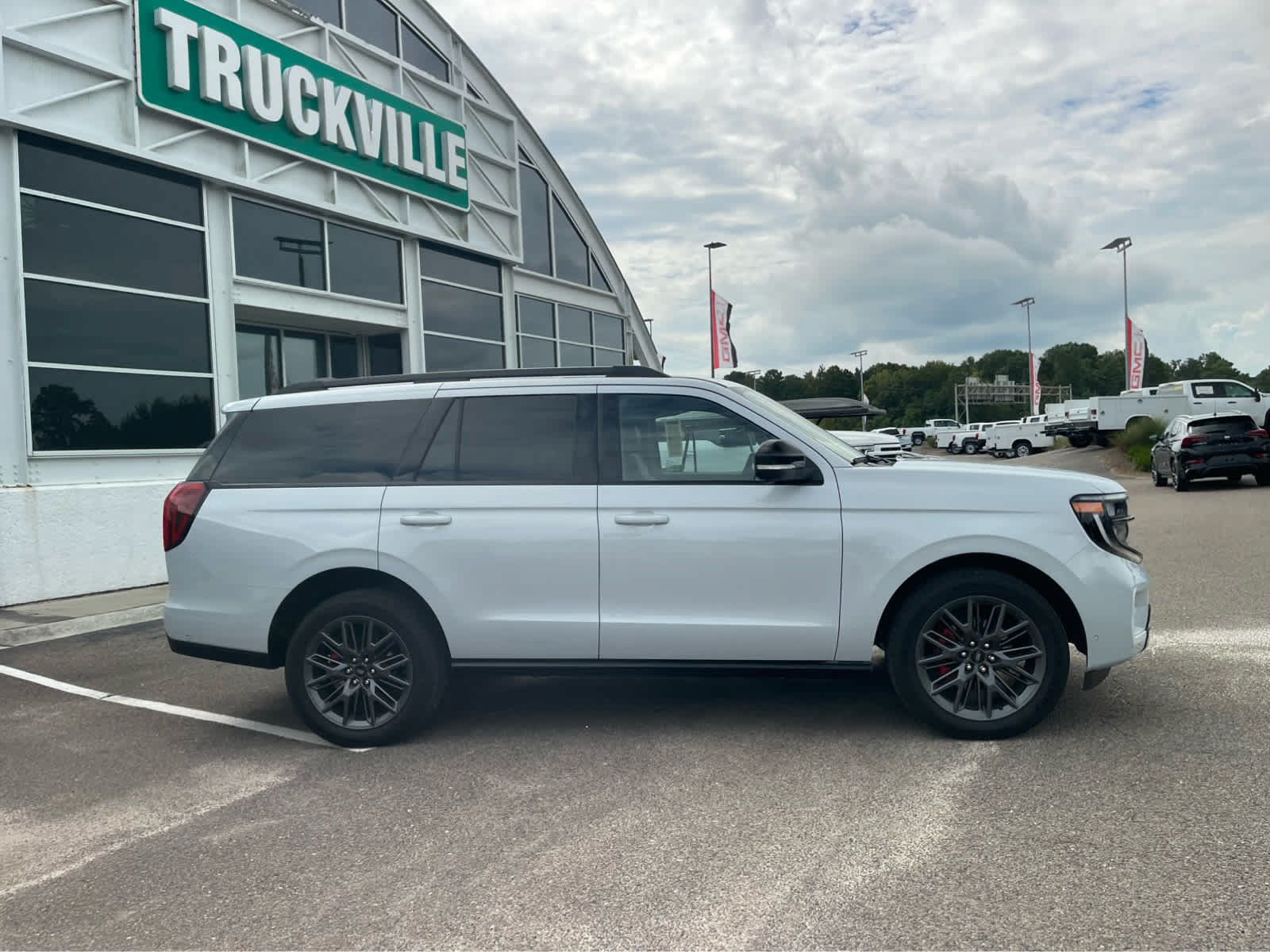 Used 2025 Ford Expedition Platinum w/ Stealth Performance Package AWD/4WD image 4