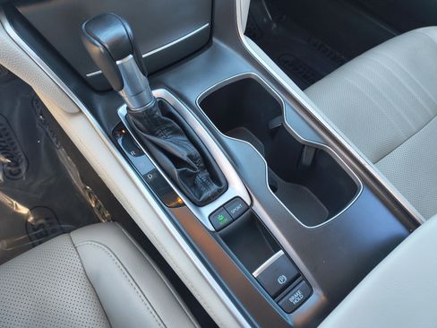 Used 2018 Honda Accord Touring image 25