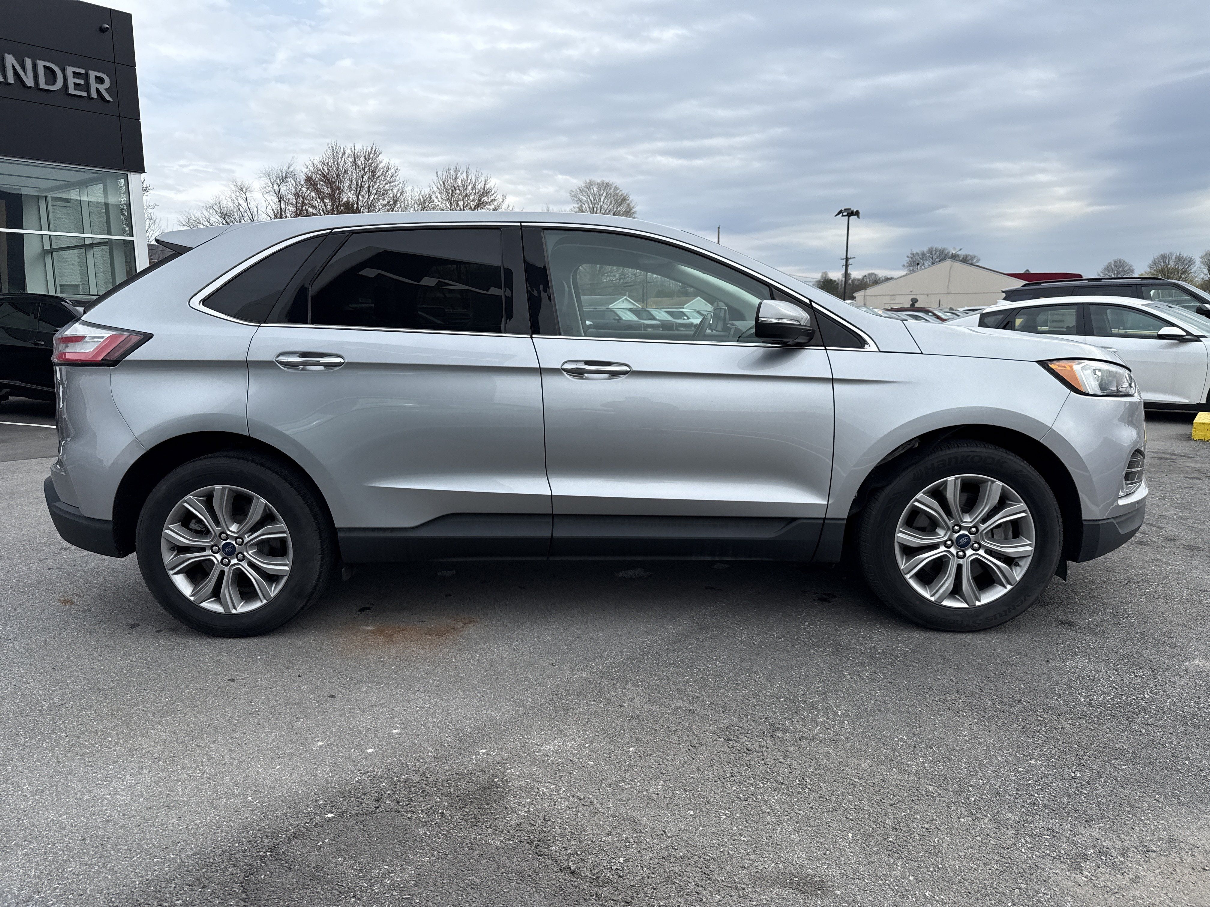 Used 2022 Ford Edge Titanium AWD/4WD image 2