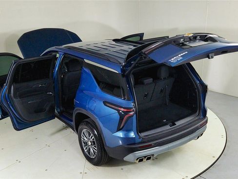 Used 2025 Chevrolet Traverse LT w/ Driver Confidence Package image 26