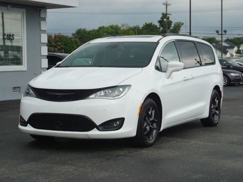 Used 2019 Chrysler Pacifica Touring-L Plus FWD image 1