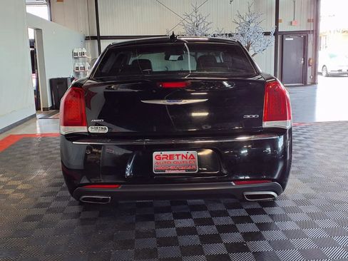 Used 2018 Chrysler 300 Touring AWD/4WD image 5