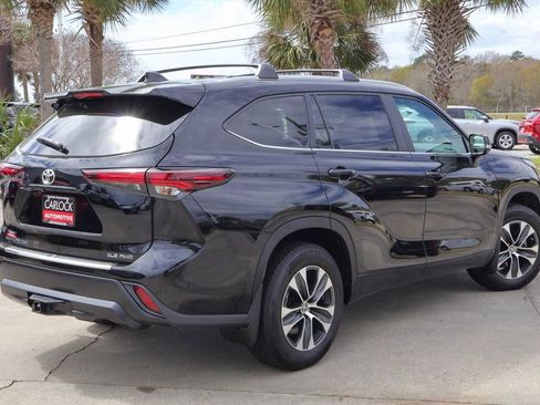 Used 2024 Toyota Highlander XLE AWD/4WD image 2