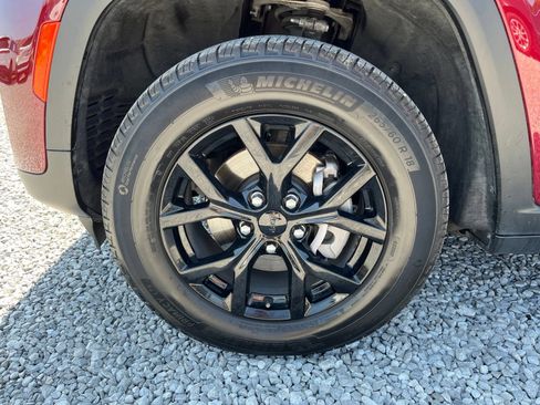 Used 2025 Jeep Grand Cherokee Altitude RWD image 7