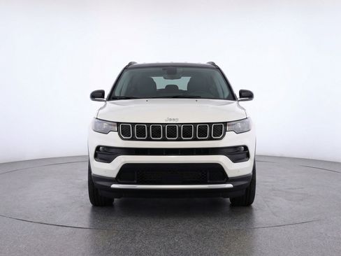 Used 2025 Jeep Compass Limited AWD/4WD image 2
