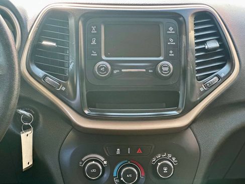 Used 2016 Jeep Cherokee Sport FWD image 14