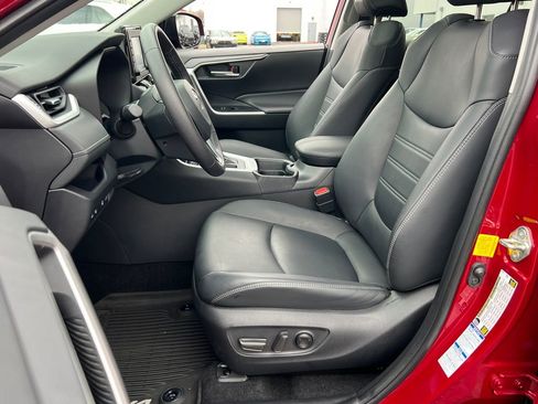 Used 2020 Toyota RAV4 XLE Premium image 17