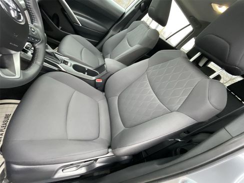 Used 2025 Toyota Corolla Cross LE image 14