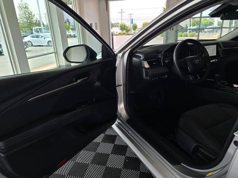 Used 2025 Toyota Camry LE FWD image 33