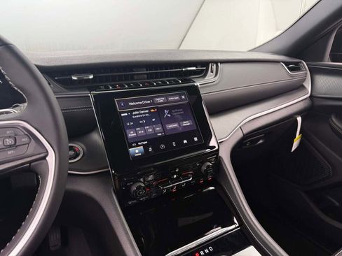 New 2025 Jeep Grand Cherokee L Laredo image 28