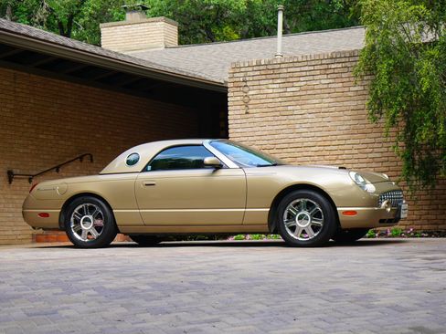 Used 2005 Ford Thunderbird RWD image 2
