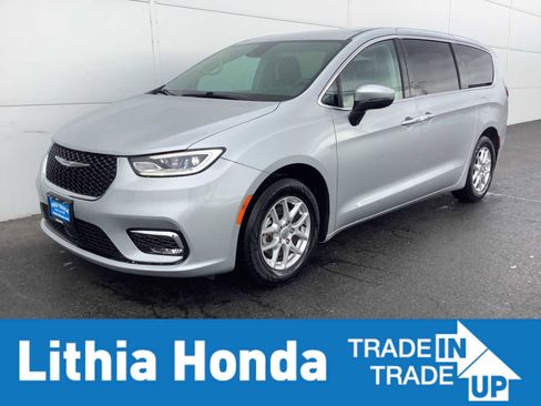 Used 2023 Chrysler Pacifica Touring-L image 1