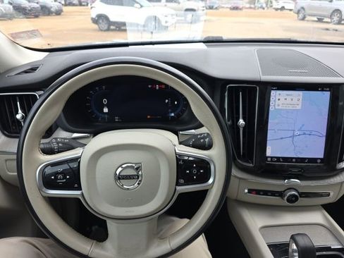 Used 2023 Volvo XC60 B5 Plus image 13