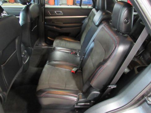 Used 2019 Ford Explorer XLT w/ Equipment Group 202A AWD/4WD image 27