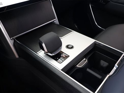 New 2025 Land Rover Range Rover SE image 22