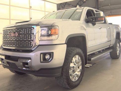 Used 2019 GMC Sierra 2500 Denali w/ Duramax Plus Package AWD/4WD image 4
