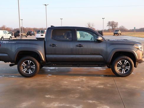Used 2019 Toyota Tacoma TRD Sport w/ Technology Package image 6