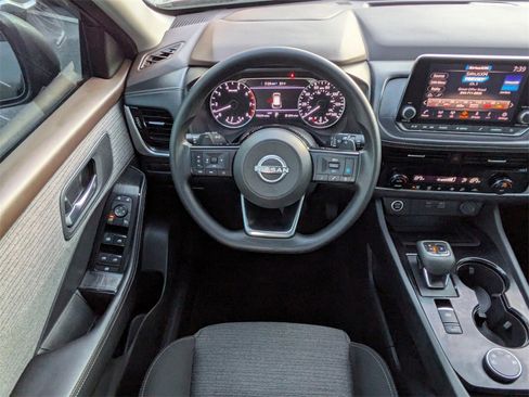 Used 2022 Nissan Rogue SV image 16