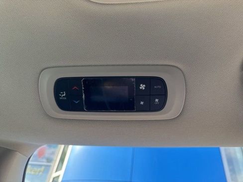 Used 2021 Chrysler Pacifica Touring-L FWD image 14