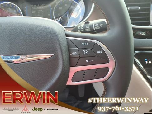 Used 2017 Chrysler Pacifica Touring-L FWD image 19