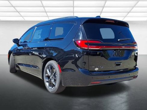 New 2026 Chrysler Pacifica Select w/ S Appearance Package image 4
