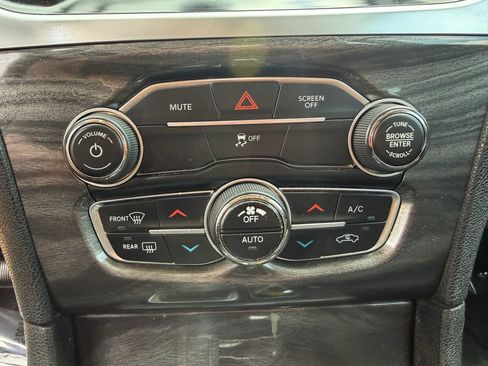 Used 2018 Chrysler 300 Touring RWD image 22