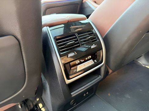 Used 2022 BMW X7 xDrive40i w/ M Sport Package AWD/4WD image 23