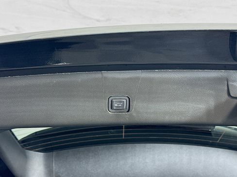 Used 2023 Chevrolet Traverse LT image 32