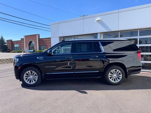 Used 2023 GMC Yukon XL SLT w/ SLT Premium Package AWD/4WD image 2