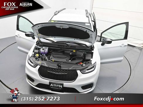 New 2026 Chrysler Pacifica Select image 32
