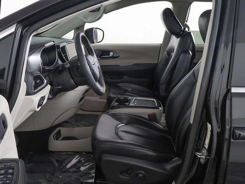 Used 2023 Chrysler Pacifica Touring-L FWD image 24