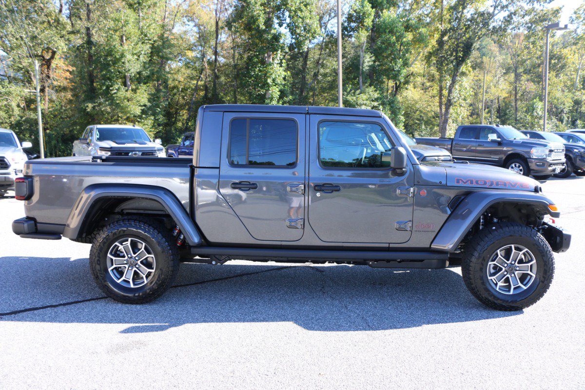 Used 2026 Jeep Gladiator Mojave AWD/4WD image 9