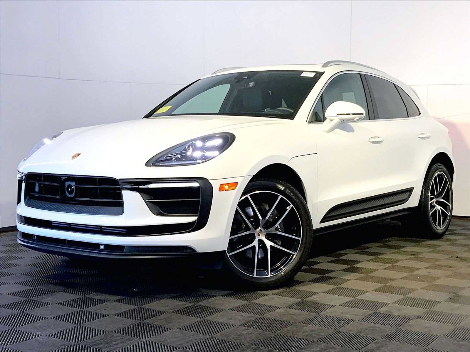 Certified 2024 Porsche Macan AWD/4WD image 1