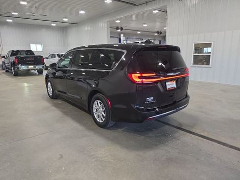 Used 2025 Chrysler Pacifica Select FWD image 6