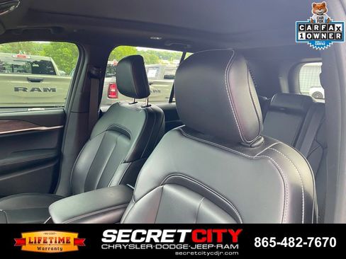 Used 2025 Jeep Grand Cherokee Limited w/ Black Appearance Package AWD/4WD image 11