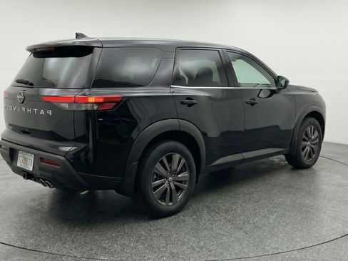 Used 2025 Nissan Pathfinder SV image 9
