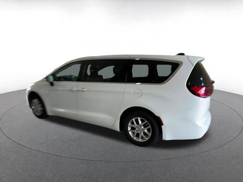 Used 2025 Chrysler Pacifica Select image 10