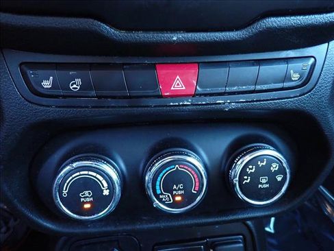 Used 2015 Jeep Renegade Latitude w/ Cold Weather Group FWD image 18
