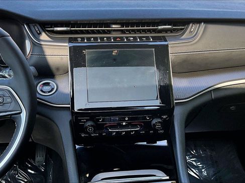 Certified 2025 Jeep Grand Cherokee Laredo X w/ Luxury Tech Group I AWD/4WD image 7