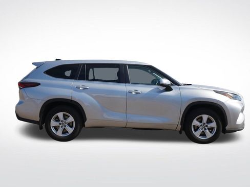 Used 2024 Toyota Highlander LE AWD/4WD image 2