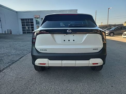 Used 2025 Nissan Kicks SV AWD/4WD image 7
