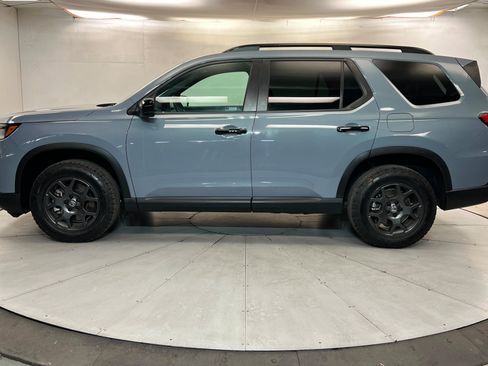 Used 2025 Honda Pilot TrailSport image 2