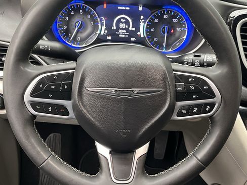 Used 2023 Chrysler Pacifica Touring-L image 14