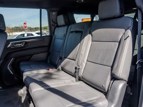 Used 2025 Chevrolet Suburban Z71 image 18