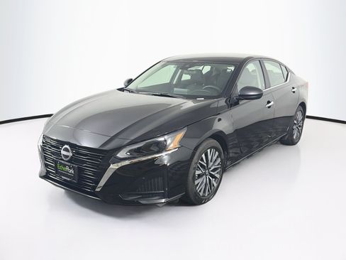 Used 2025 Nissan Altima 2.5 SV FWD image 3